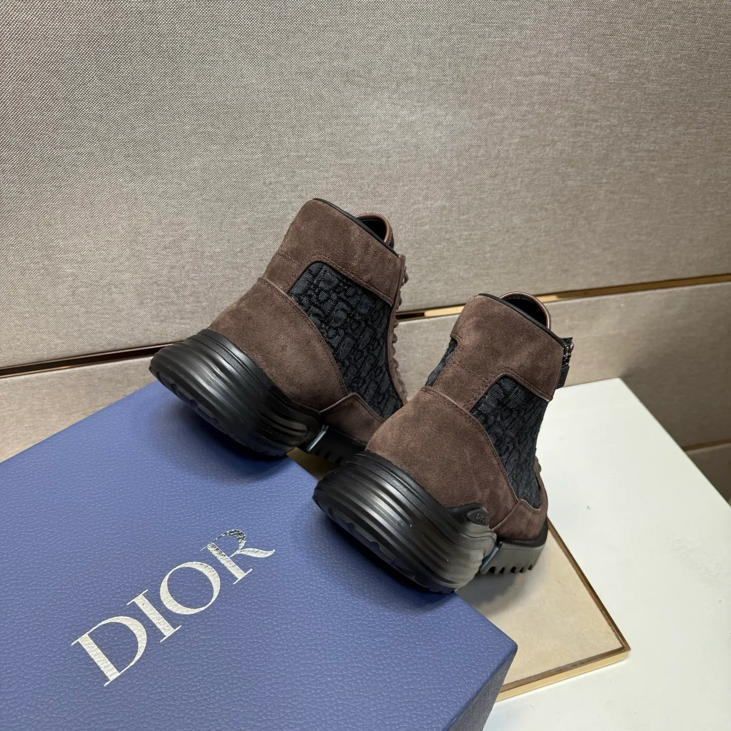 ⬛️Men's shoes 💰p580 [Dior~] Men's casual high-top shoes 2025z cabinet sales simultaneously 🔶Size: 39-44 #️⃣ 🔷2 colors🔜The upper is made of multi-material splicing➕Genuine leather lining, comfortable and breathable, sole: original comfortable and wear-resistant outsole, ⚠️Real shot📱Photographed🎬The real thing is better📢📢📢